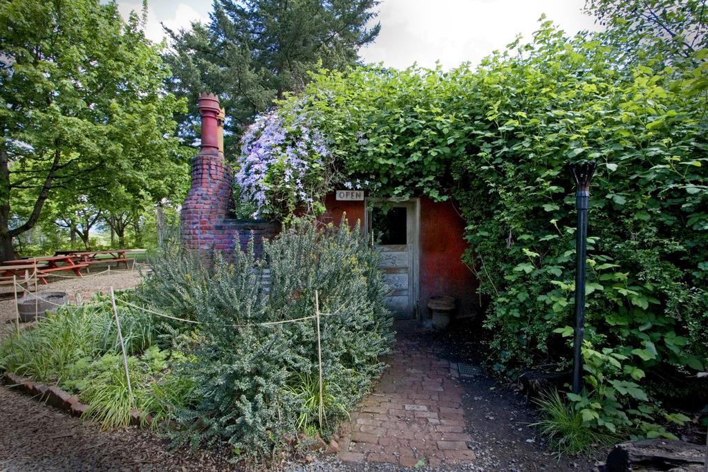 Mcmenamins Edgefield Hotel Troutdale Bagian luar foto